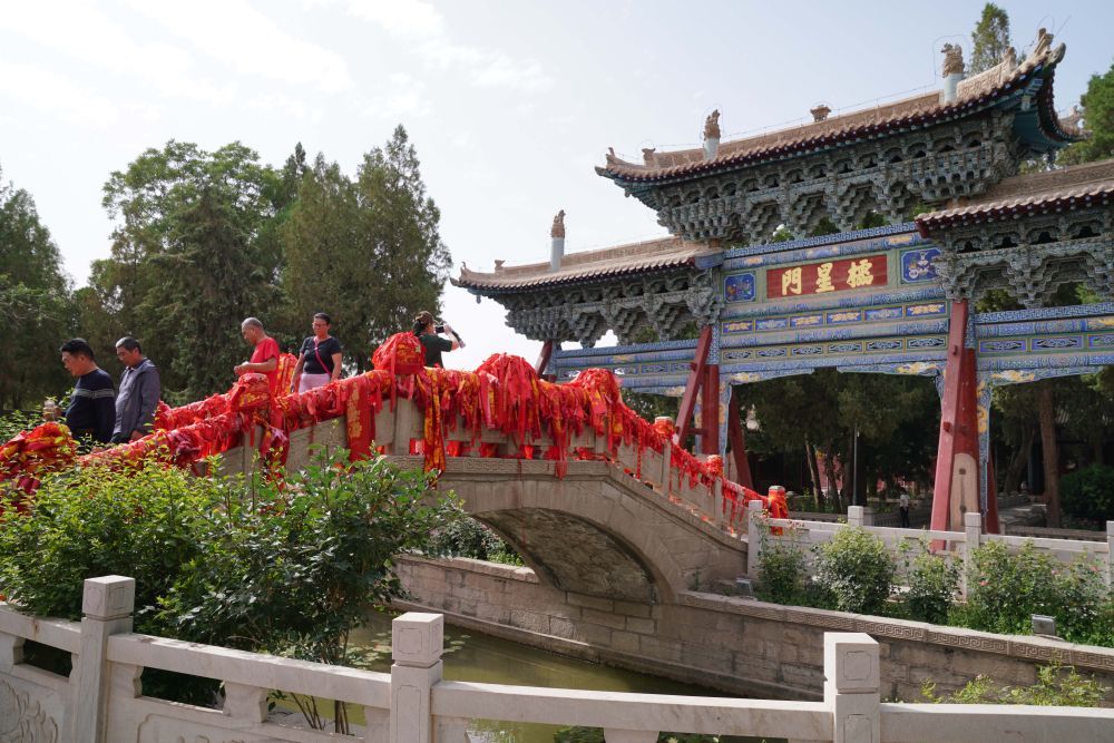 7月9日，游客在参观武威文庙。新华社记者　马宁　摄