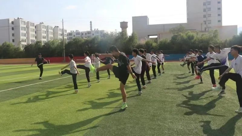 △金昌市第二中学足球教练带领学生认真训练