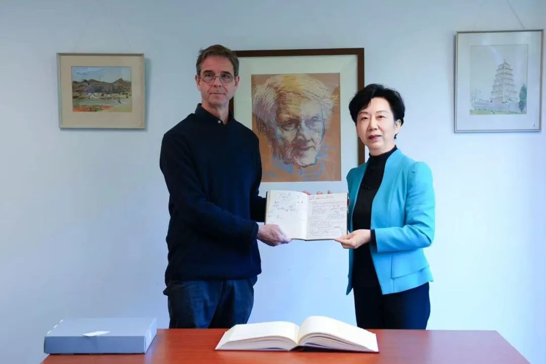 胡雪梅接受李约瑟研究所赠送资料