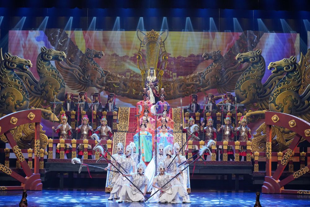 7月9日，演员在武威西凉大剧院表演大型沉浸式情景舞台剧《天马行》。新华社记者　马宁　摄