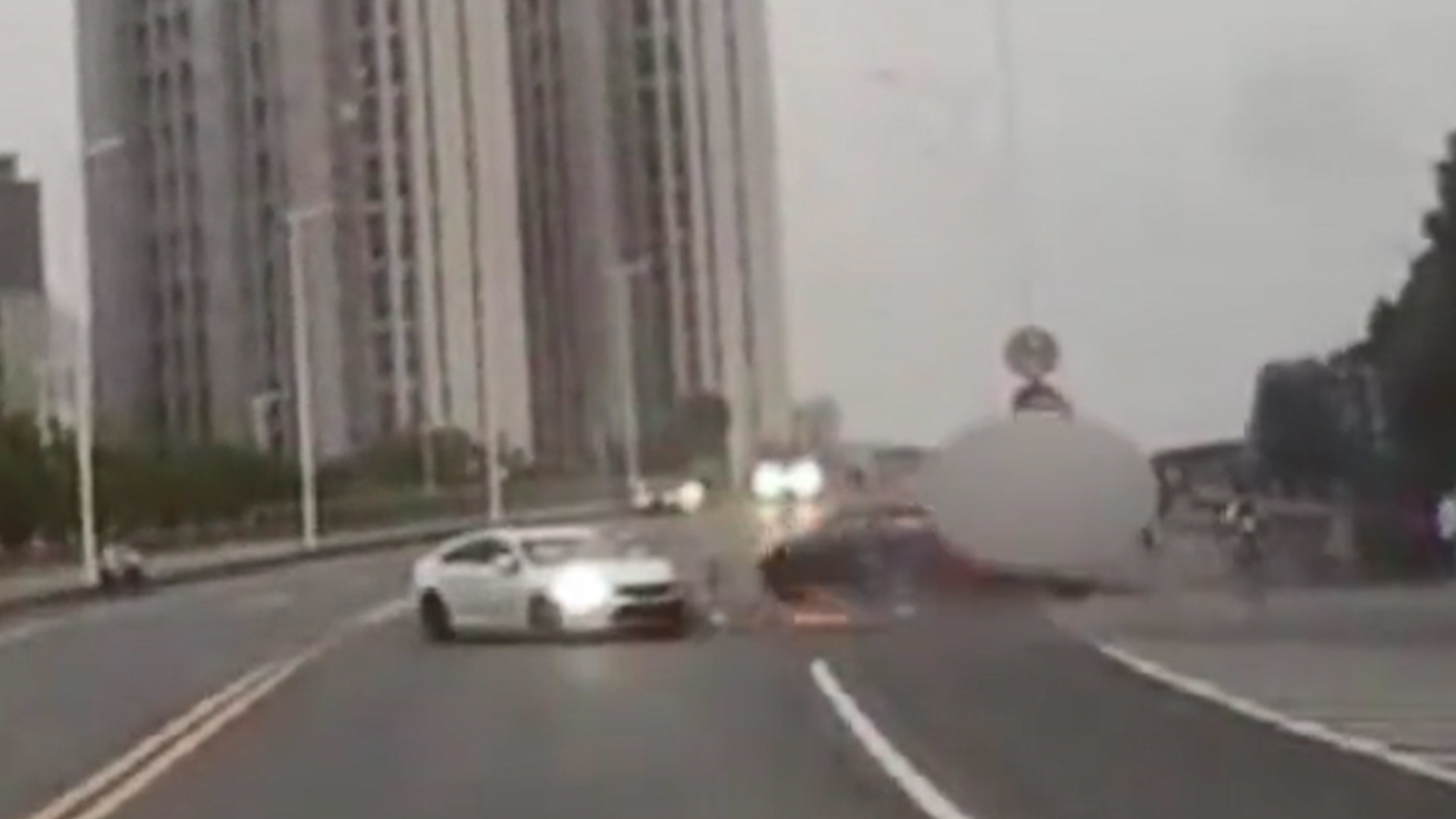 白车转弯与对向车道黑车相撞，黑车失控撞向路边电动车，警方通报：电动车人员1死1伤