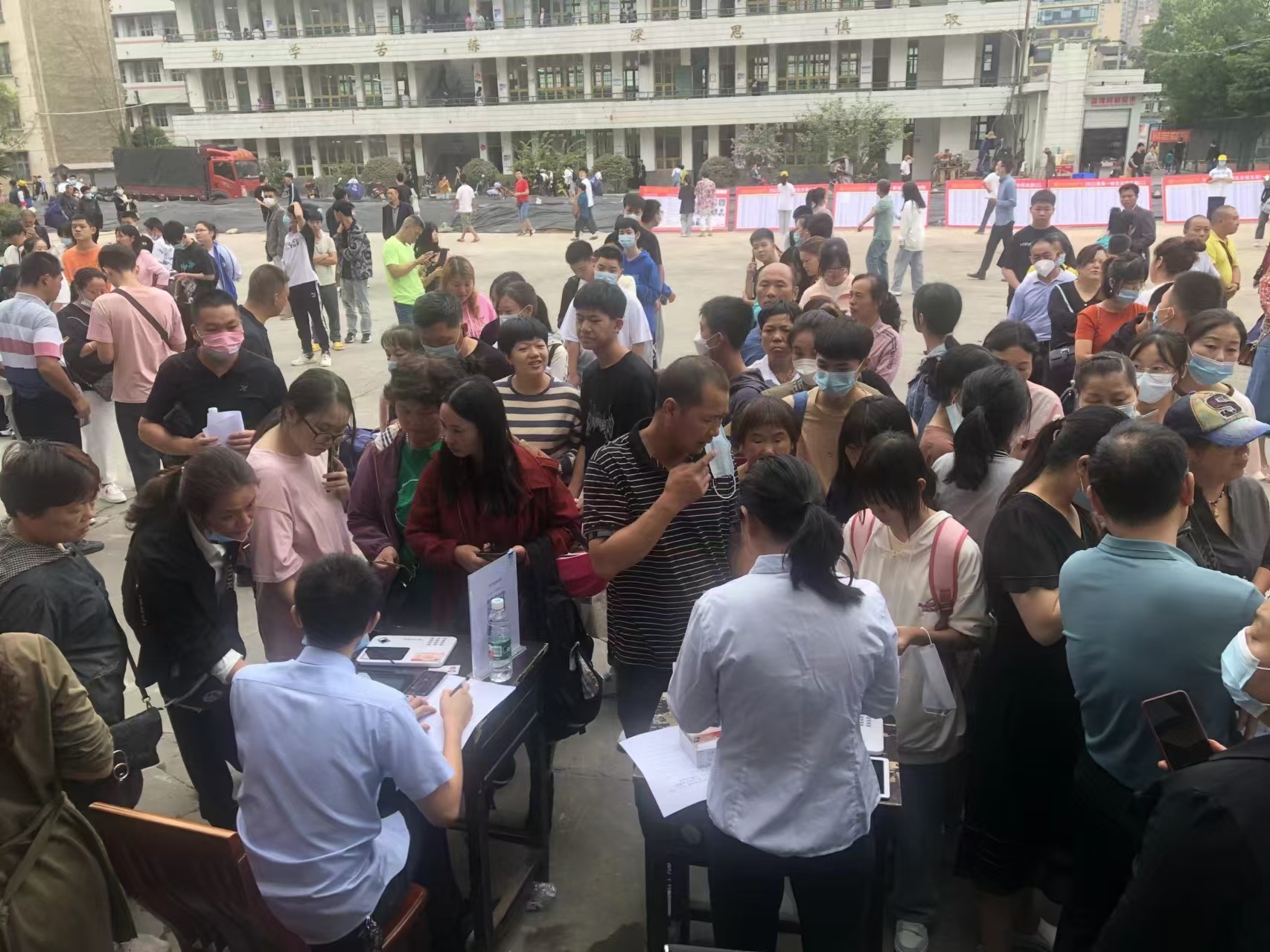 “指尖”上的金融服务真省心——农业银行益阳分行科技赋能助力开学季