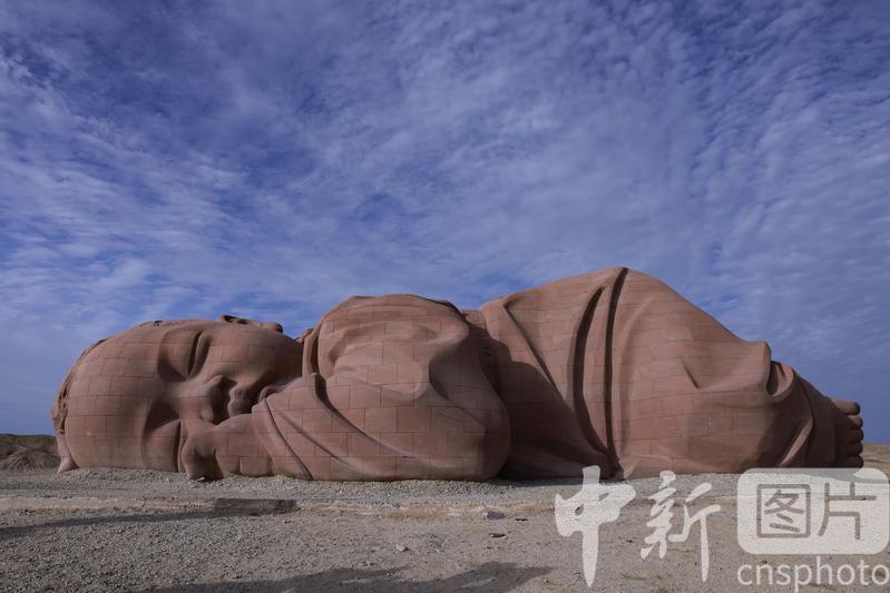 图为雕塑艺术作品《大地之子》　中新社发　陈坤　摄