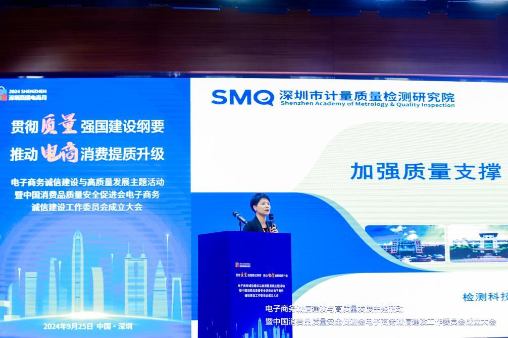 (图为企业代表进行电梯演讲)