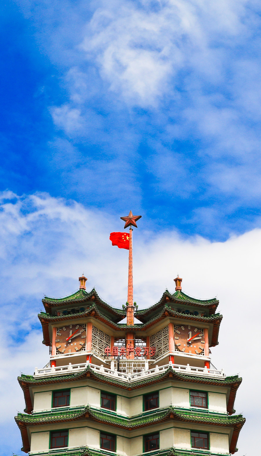 二七纪念塔五星红旗迎风飘扬。