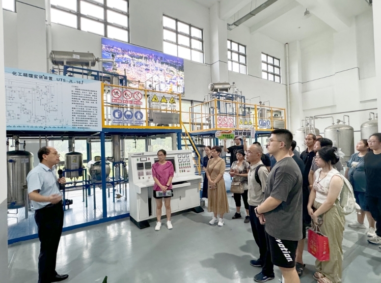 跟着院长逛学院！这所高校邀请新生家长开启一场沉浸式“School Walk”