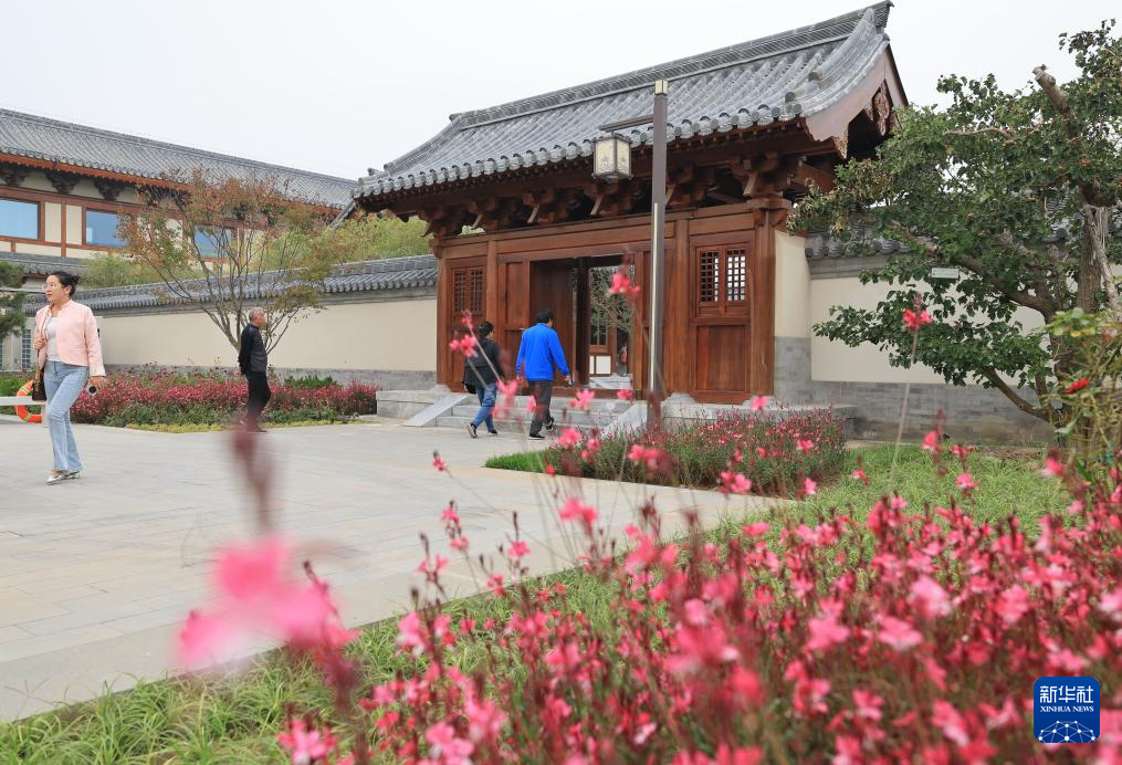 9月26日，游客在河北定州众春园游览。