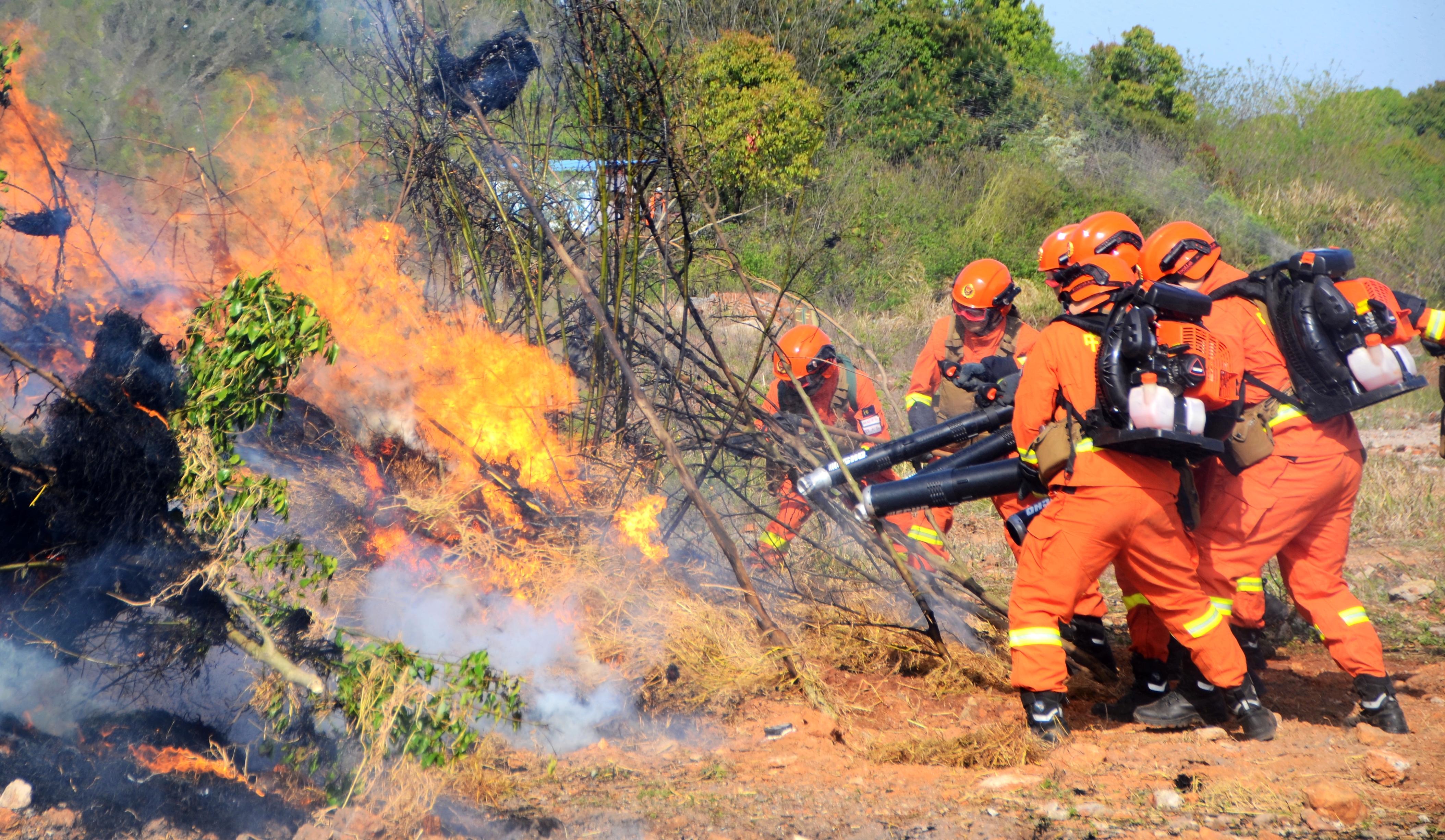 全力备战湖北秋冬森林防灭火 野外实战化演训锤炼救援本领 ——国家消防救援局湖北机动队伍2024年野外驻训成效显著