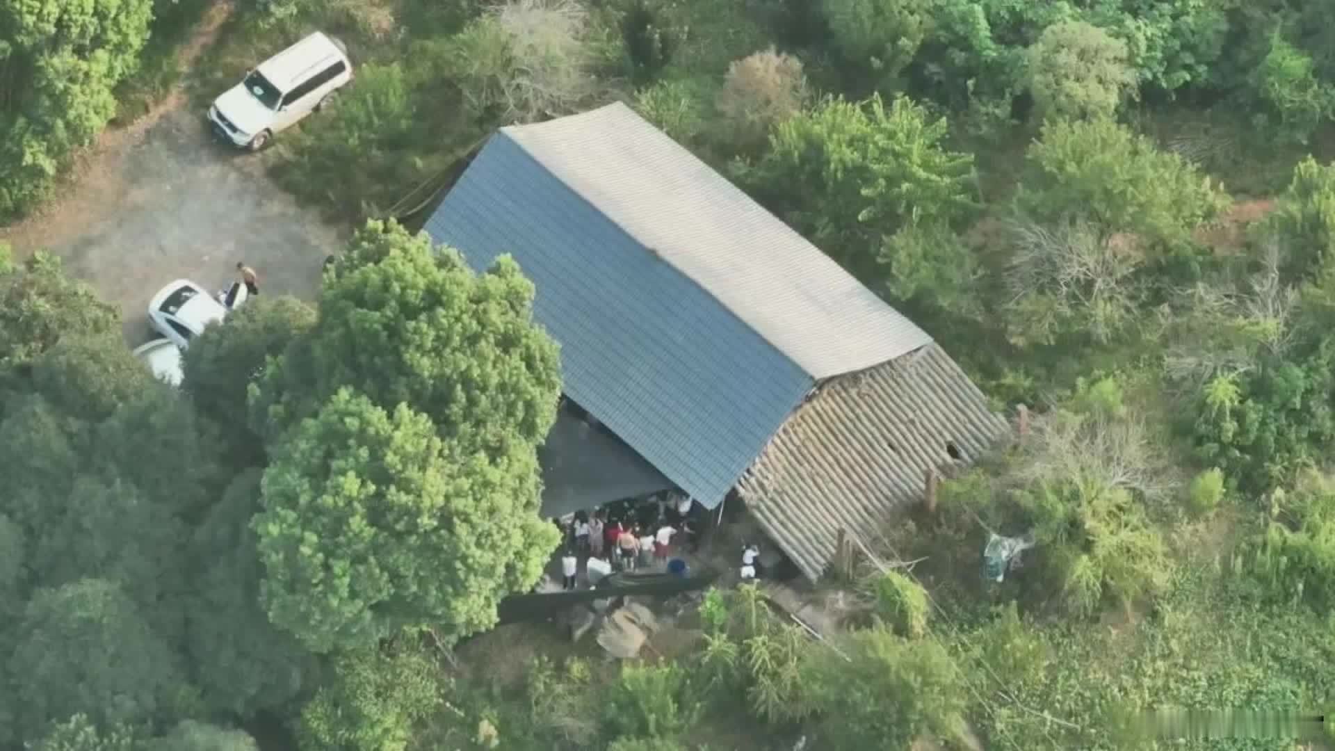 40余人藏小山坳里赌博被无人机锁定，警方：还查获鲨鱼机，一人一天输赢近10万