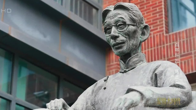 出生于相声家庭，马三立曾寄望读书改换门庭，无奈家境窘迫不得不脱下校服