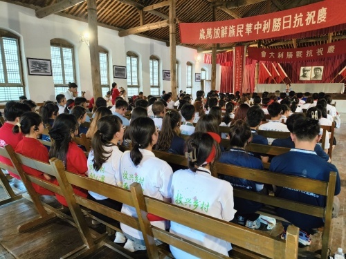 实践团成员在革命圣地延安开展党史学习教育