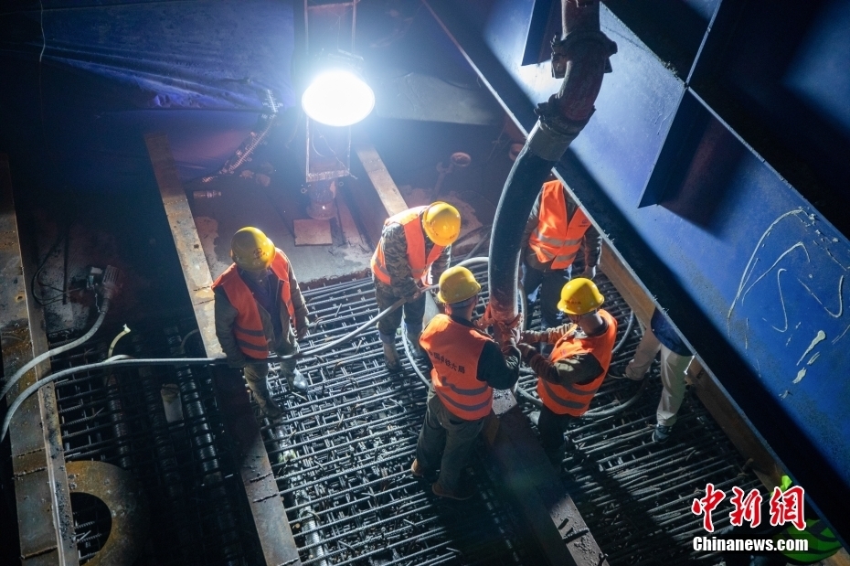 雄商高铁河北段最大跨度加劲连续梁拱成功合龙