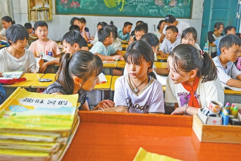 9月2日,李凝霜(中)进入万年县梓埠镇中心小学就读,班里的同学纷纷给予她热情的帮助,让她能尽快适应新环境。