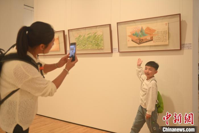2024年9月28日，“西行记——老树画展”现场，观众前来拍照打卡。李亚龙　摄