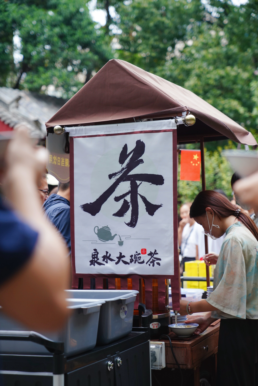 趵突泉边的“泉水大碗茶”茶摊。