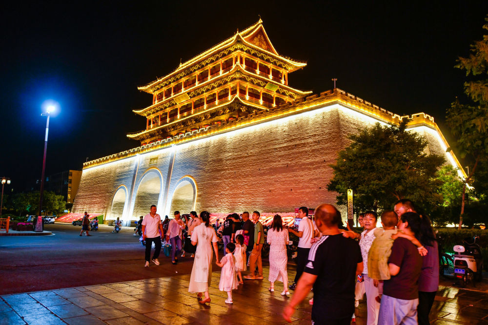 7月9日，游客在武威南城门广场赏景游览。新华社记者　郎兵兵　摄