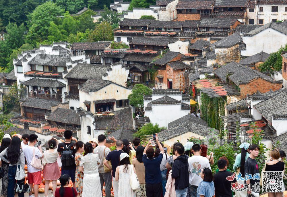 江西省上饶市婺源县篁岭古村晒秋。(资料图 视觉江西 胡敦煌 摄)