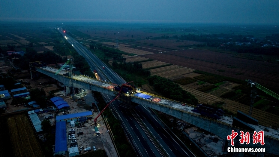雄商高铁河北段最大跨度加劲连续梁拱成功合龙