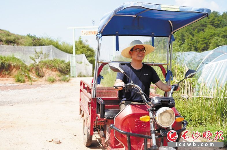 宁乡流沙河镇归湘农场创始人之一谢扬帆正赶往农场。长沙晚报全媒体记者 何文瑞 摄