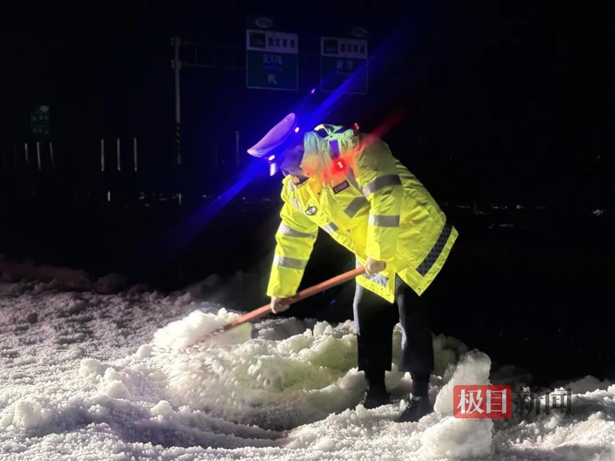 定西民警正在清理路面冰雹（图源：定西公安交警）