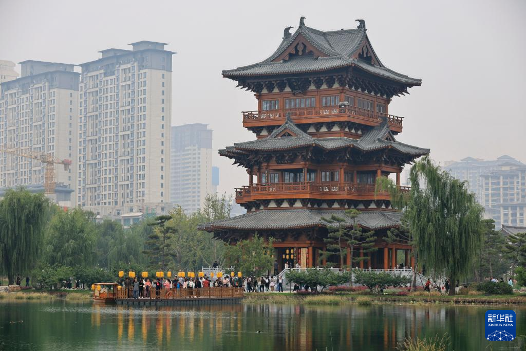 9月26日，游客在河北定州众春园游览。