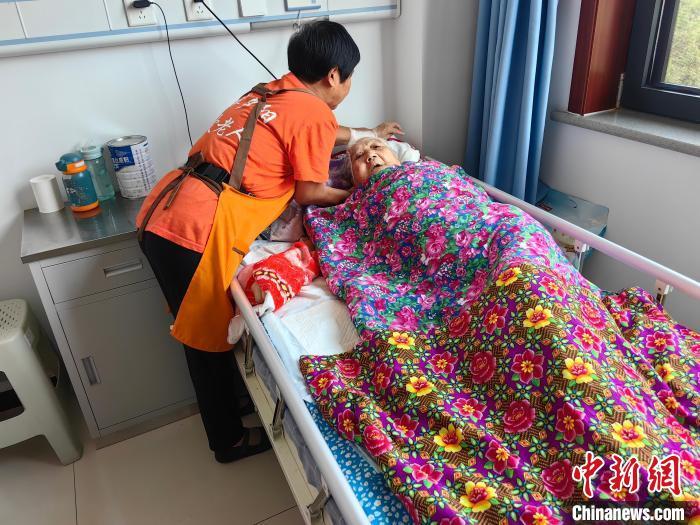 9月25日，深州市救坤堂养老中心，工作人员给老人做日常生活护理。王鹏 摄