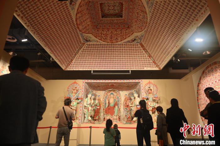 9月21日，在甘肃省敦煌市第七届丝绸之路(敦煌)国际文化博览会展馆内，游客参观敦煌研究院“典范”“高地” 建设成果展。中新社记者　李亚龙　摄