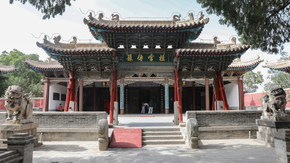 7月9日，游客在参观武威文庙。新华社记者　郎兵兵　摄