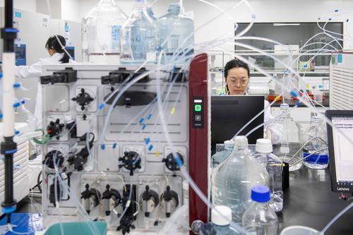 ▲重庆国际生物城重庆智翔金泰生物制药股份有限公司，研究人员正在实验室内工作。记者 崔力 摄