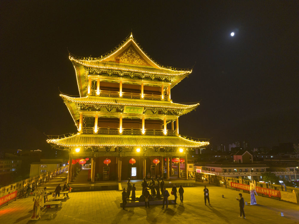 9月17日中秋夜，游客在武威南城门上观景赏月。新华社发（姜爱平　摄）