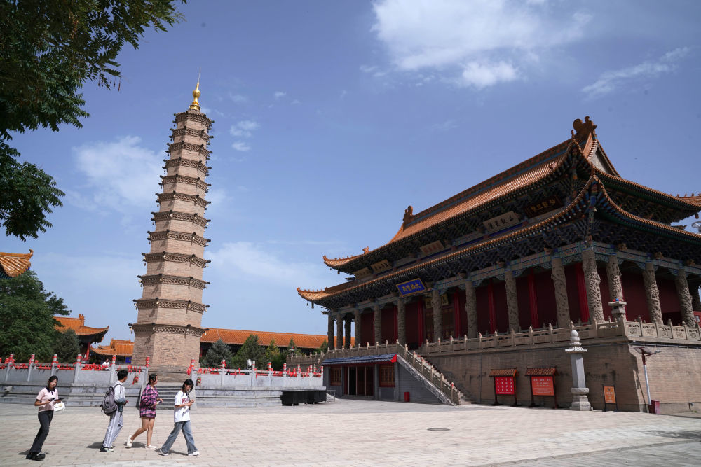 7月9日，游客在参观武威鸠摩罗什寺。新华社记者　马宁　摄