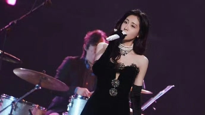 张碧晨九年不忘纪念姚贝娜 发文“生日快乐”为姚贝娜庆冥诞封面图