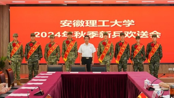 董雨为新兵佩戴绶带