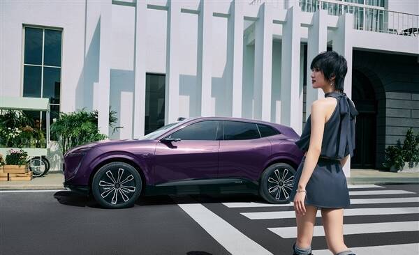 阿维塔07全球代言人姚安娜晒美图:人美车帅