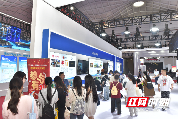 博览会现场，湖南展团的展区人潮涌动，参观者络绎不绝。