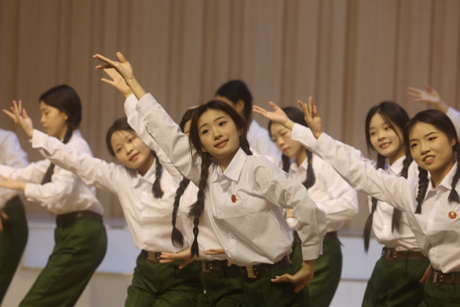挂牌仪式上，赣州旅游职业学校启舞社团表演舞蹈《芳华》。赵懿 摄