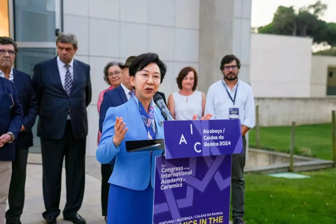 国际陶艺学会大会闭幕式和交接仪式上胡雪梅精彩演讲