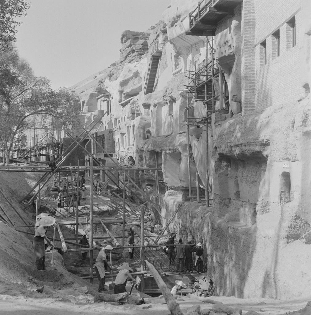 敦煌研究院工作人员对莫高窟部分洞窟进行加固施工（1964年7月8日摄）（敦煌研究院供图）