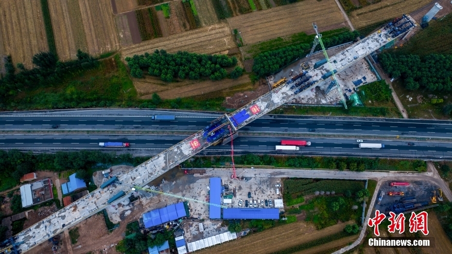 雄商高铁河北段最大跨度加劲连续梁拱成功合龙