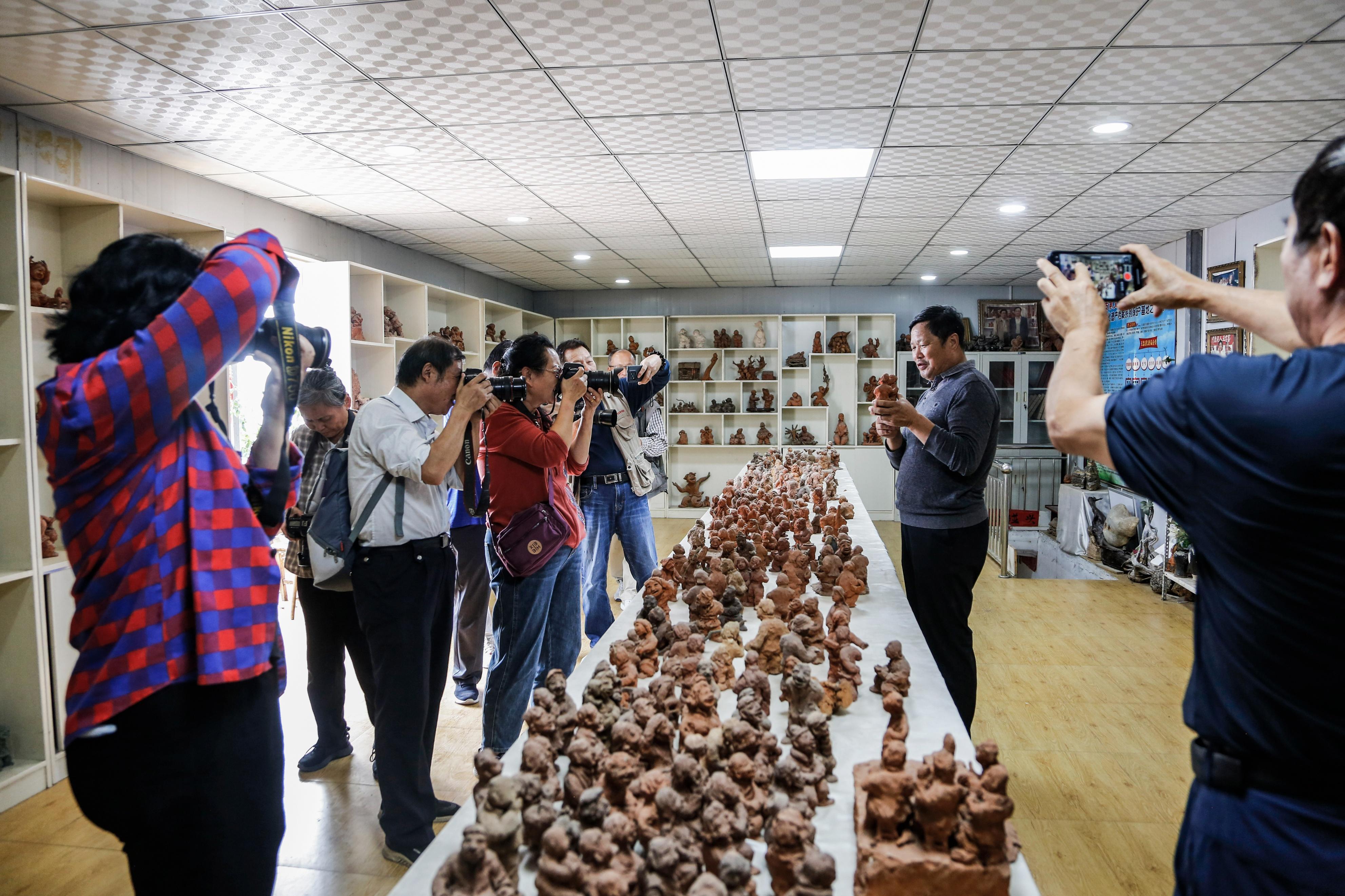 摄影师在鲁山著名民间泥塑艺术家王忠富展馆拍摄(摄影:李哥)