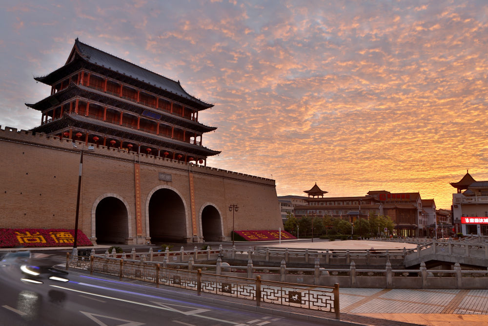 9月7日拍摄的武威南城门广场晨景　新华社发（姜爱平　摄）