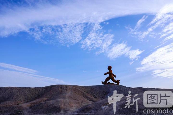 2024年9月19日，位于甘肃省酒泉市瓜州县城南20公里的戈壁国际雕塑艺术长廊，图为雕塑艺术作品《跨越祁连》。中新社发　陈坤　摄