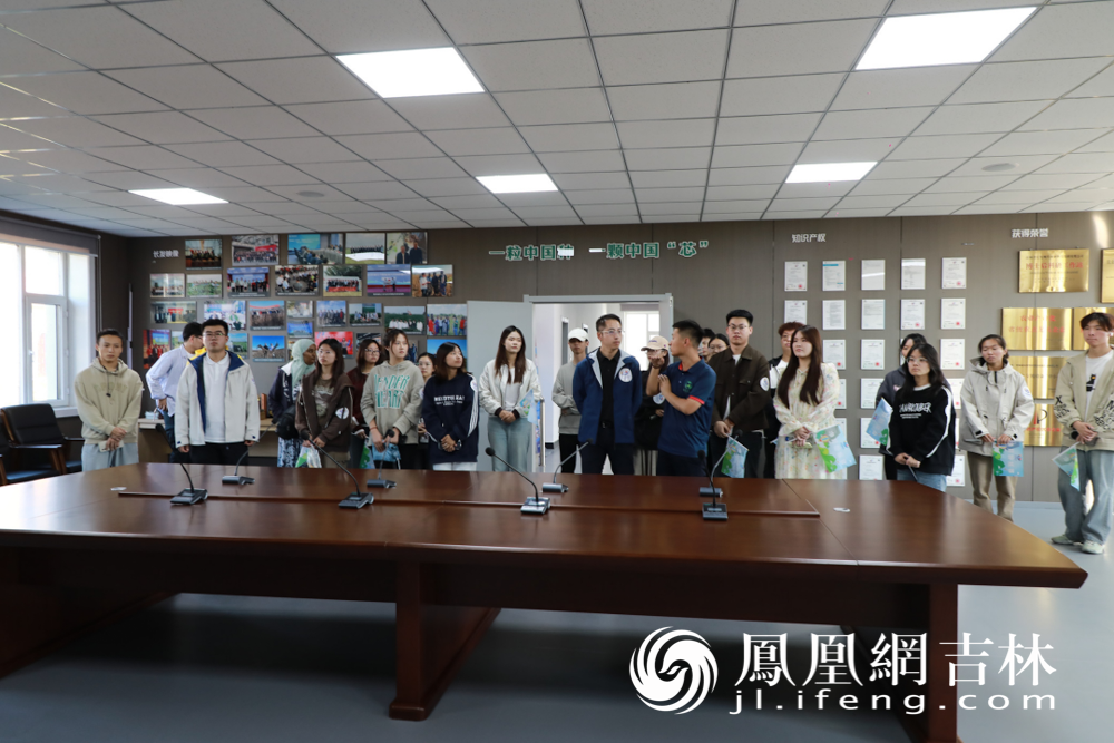 净月粉丝与大豆种业基地人员进行交流。