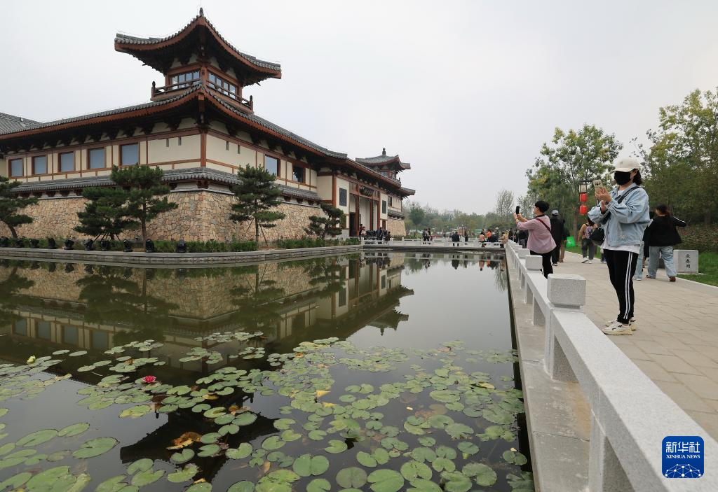9月26日，游客在河北定州众春园游览。