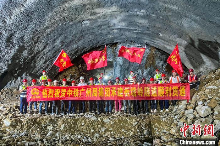 9月28日,阳信高速板塘岭隧道双线贯通。中铁广州工程局 供图