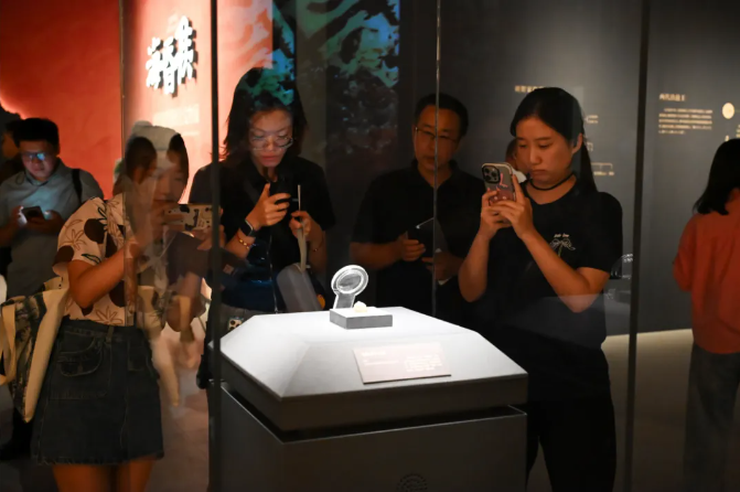 ▲“海昏侯——西汉刘贺墓出土文物展”吸引众多游客观看。