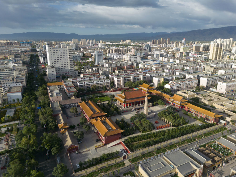 8月16日拍摄的武威鸠摩罗什寺（无人机照片）　新华社发（姜爱平　摄）