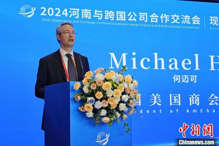 图为中国美国商会会长何迈可在对接会上发言。韩章云 摄