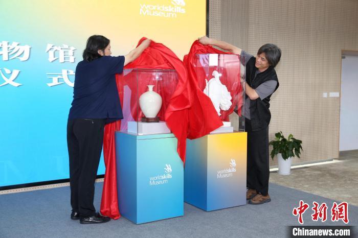 中国工艺美术大师、高级工艺美术师、全国技术能手高英坡，与河北省非物质文化遗产项目代表性传承人、定瓷艺术大师庞永辉，分别将他们的匠心之作——《苏轼》、定窑白釉刻花瓶捐赠给世界技能博物馆。上海市人社局供图