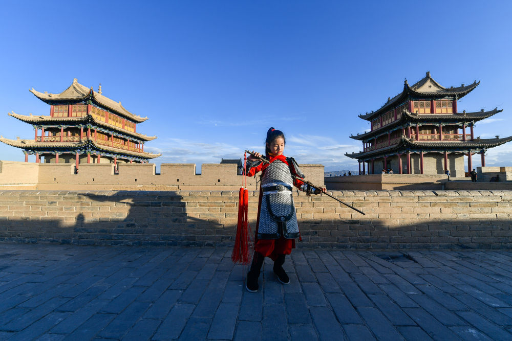 8月16日，安徽合肥游客俞胡元在嘉峪关关城上拍古装照。新华社记者　郎兵兵　摄